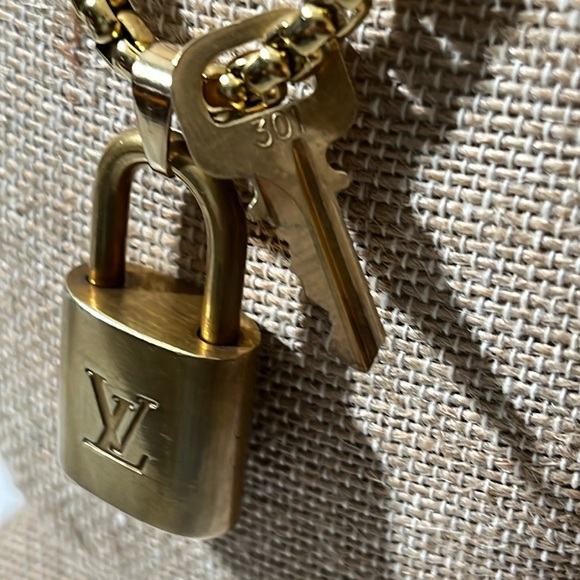 LOUIS VUITTON LOCK AND KEY #301 WITH GOLD PLATED STAINLESS STEEL CHAIN. - Picture 3 of 6